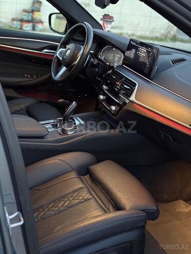 BMW 530e-13