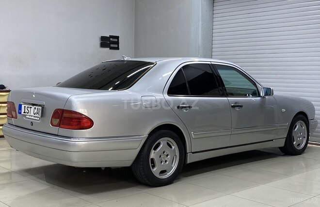 Mercedes E 240-11