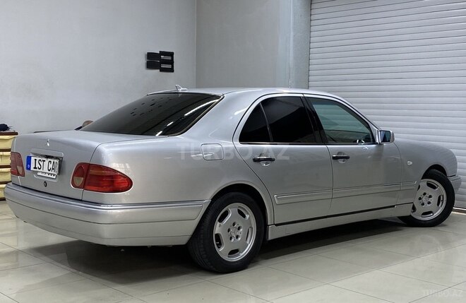 Mercedes E 240-13