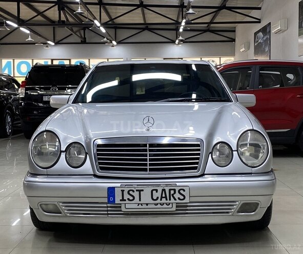 Mercedes E 240-1