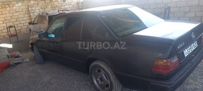 Mercedes 230 E-5