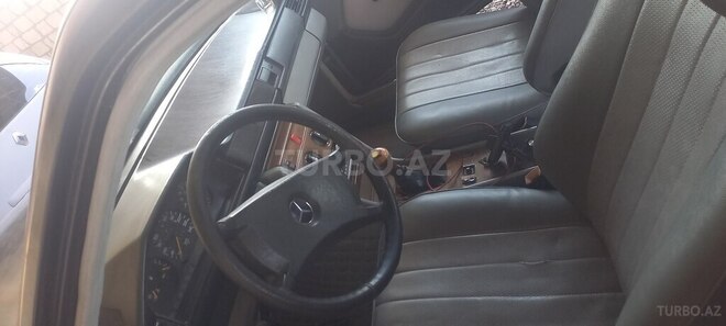 Mercedes 230 E-9