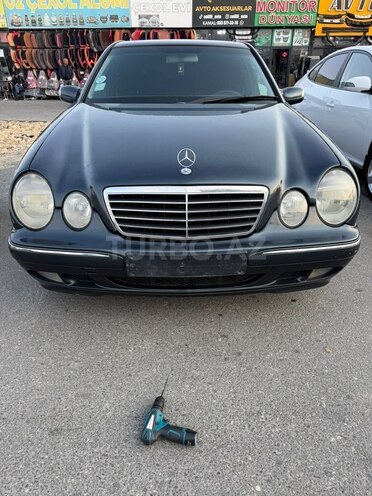 Mercedes E 240-1