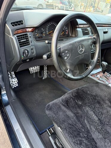 Mercedes E 240-6