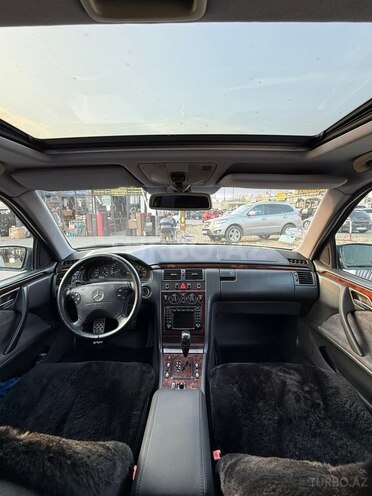 Mercedes E 240-5