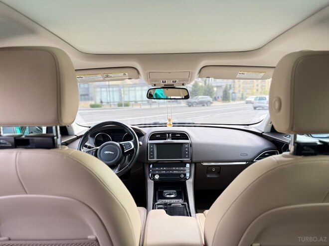 Jaguar F-Pace-21