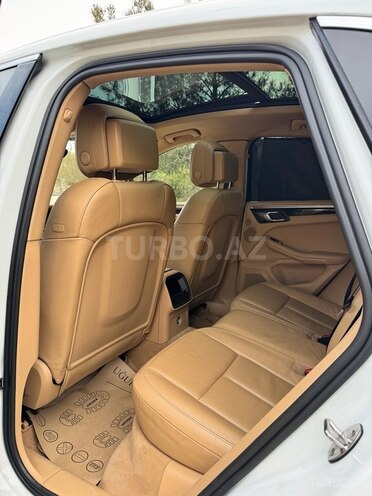 Porsche Macan S-9