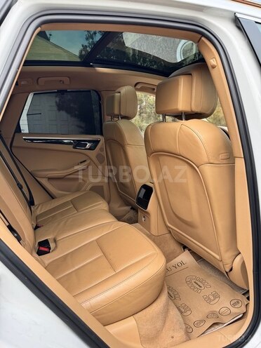 Porsche Macan S-12
