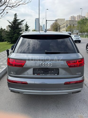 Audi Q7-5