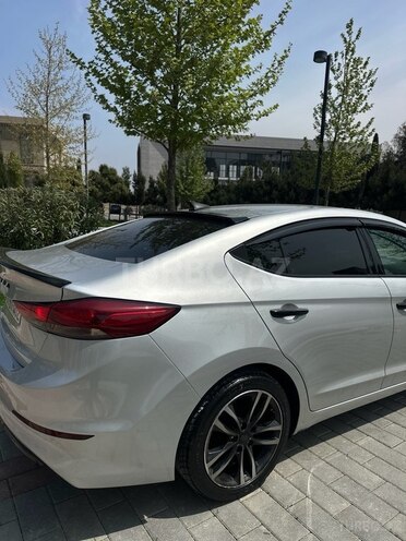 Hyundai Elantra-10