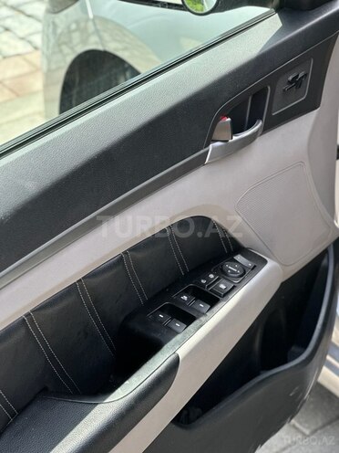 Hyundai Elantra-17