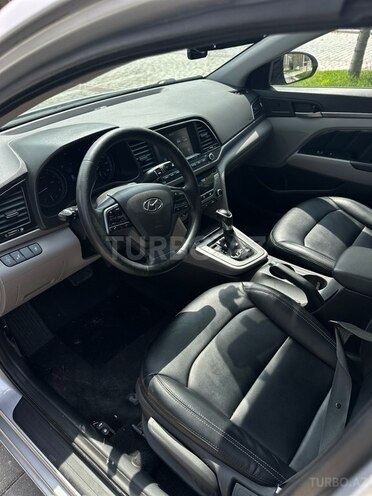 Hyundai Elantra-13