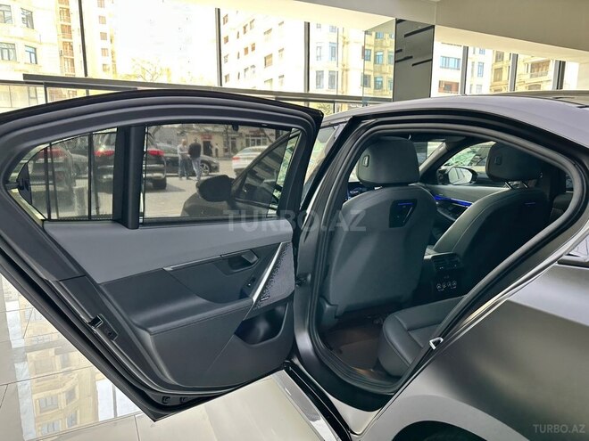 BMW i5-23