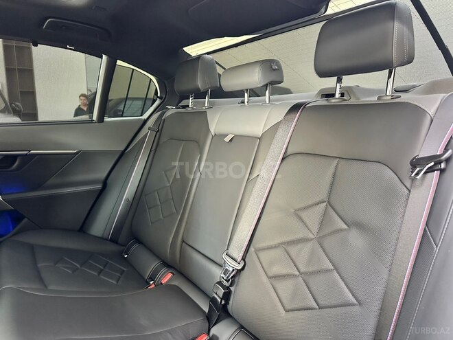 BMW i5-29