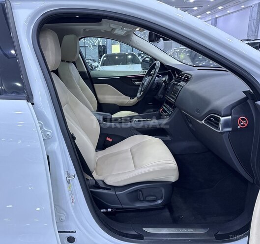 Jaguar F-Pace-12