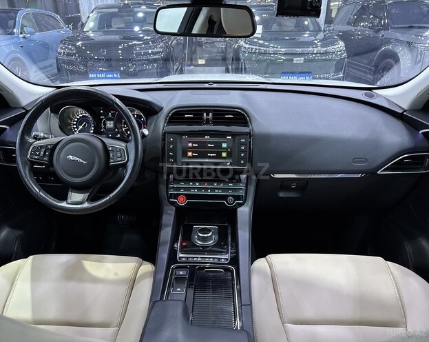 Jaguar F-Pace-8