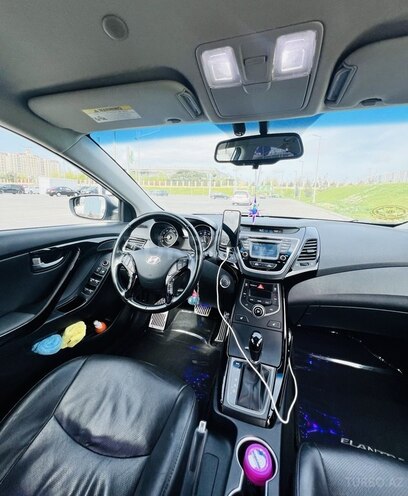 Hyundai Elantra-11