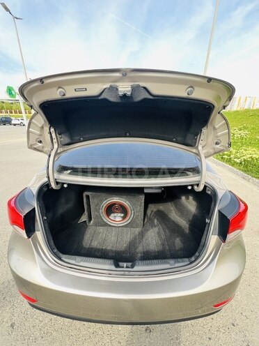 Hyundai Elantra-12