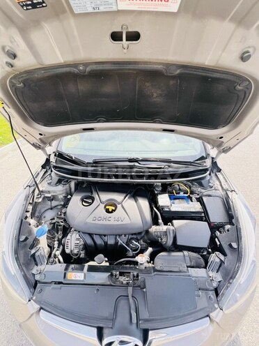 Hyundai Elantra-15