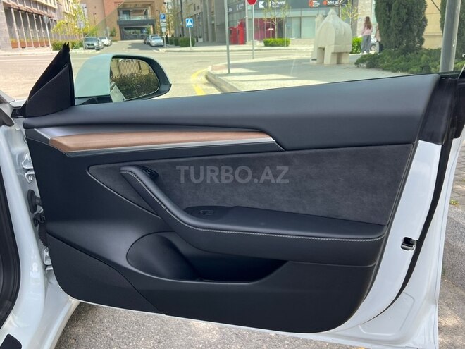 Tesla Model 3-10