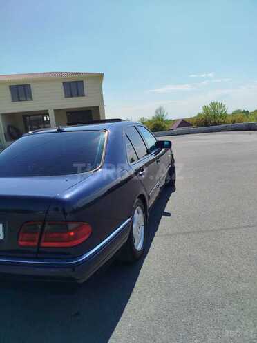 Mercedes E 240-5
