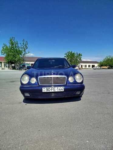 Mercedes E 240-1