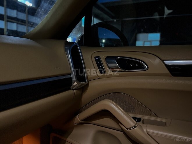 Porsche Cayenne-12