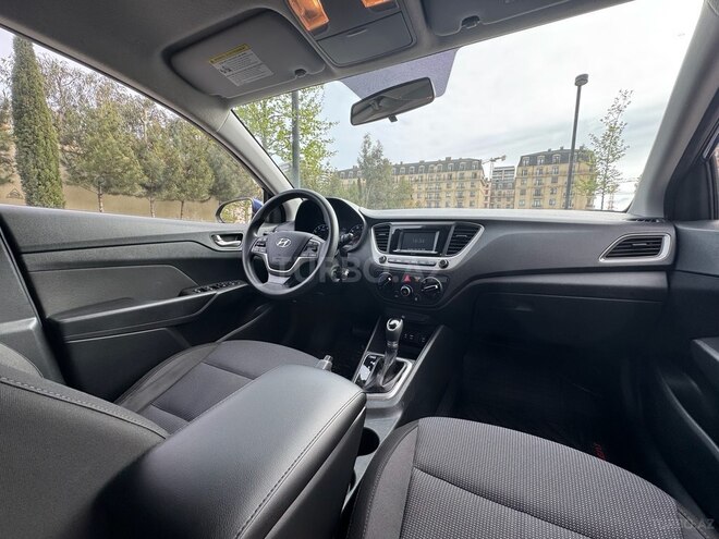 Hyundai Accent-11