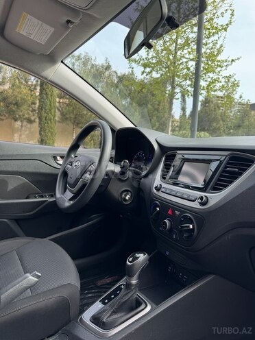 Hyundai Accent-12