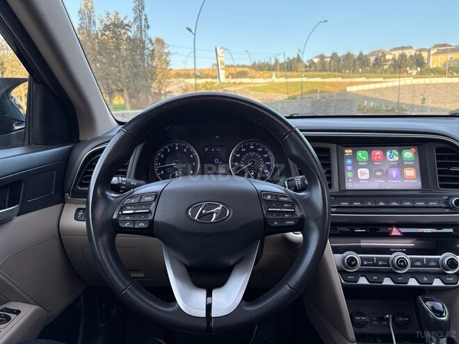Hyundai Elantra-12