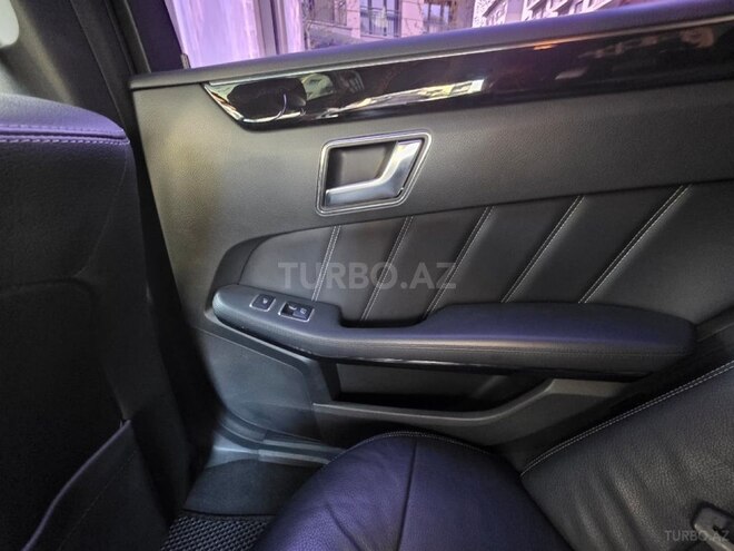 Mercedes E 220-11