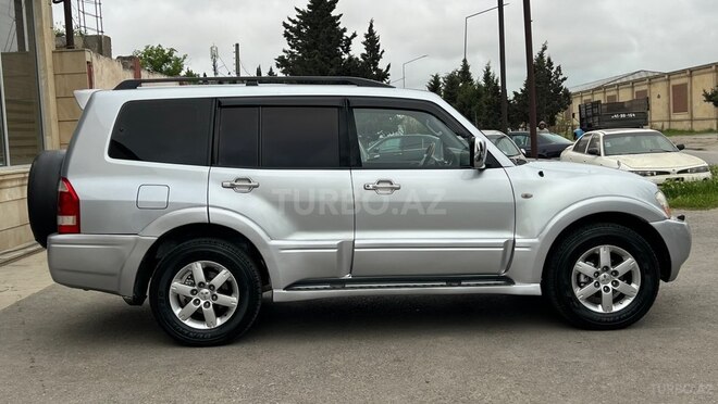 Mitsubishi Pajero-6