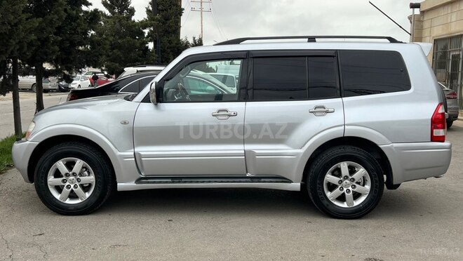 Mitsubishi Pajero-4