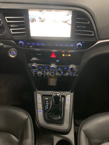 Hyundai Elantra-16