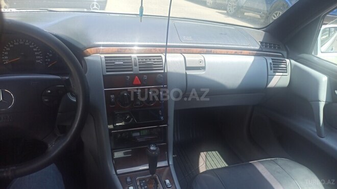 Mercedes E 200-17