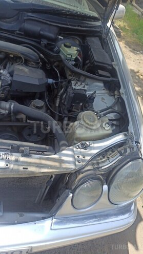 Mercedes E 200-11