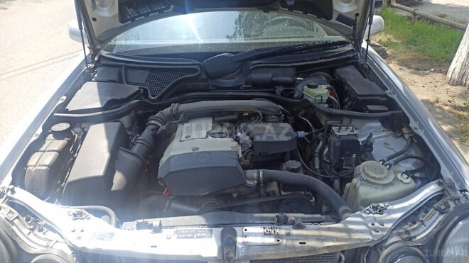 Mercedes E 200-13