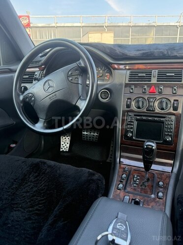 Mercedes E 240-4