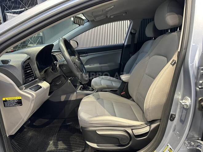 Hyundai Elantra-11