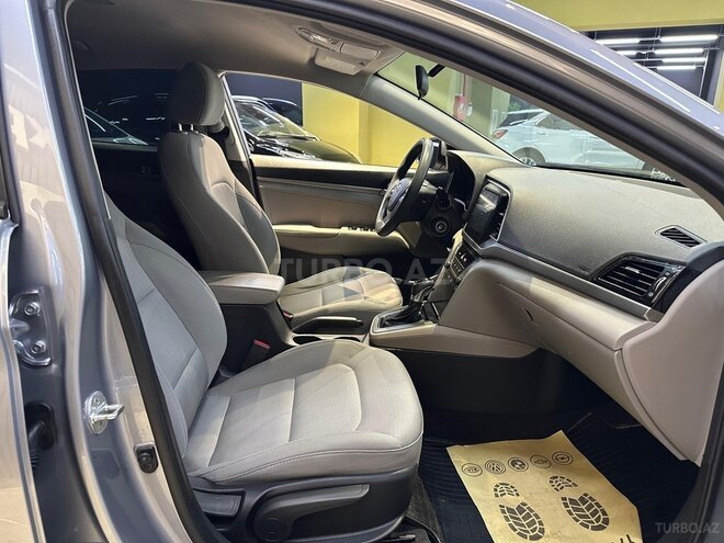 Hyundai Elantra-13