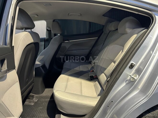 Hyundai Elantra-12