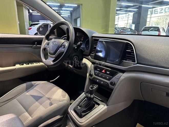 Hyundai Elantra-16