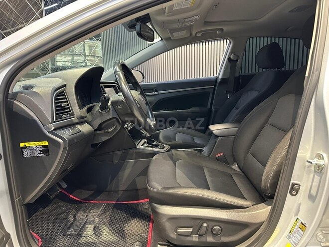 Hyundai Elantra-17