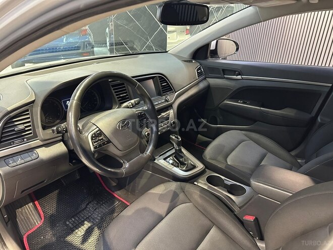 Hyundai Elantra-11