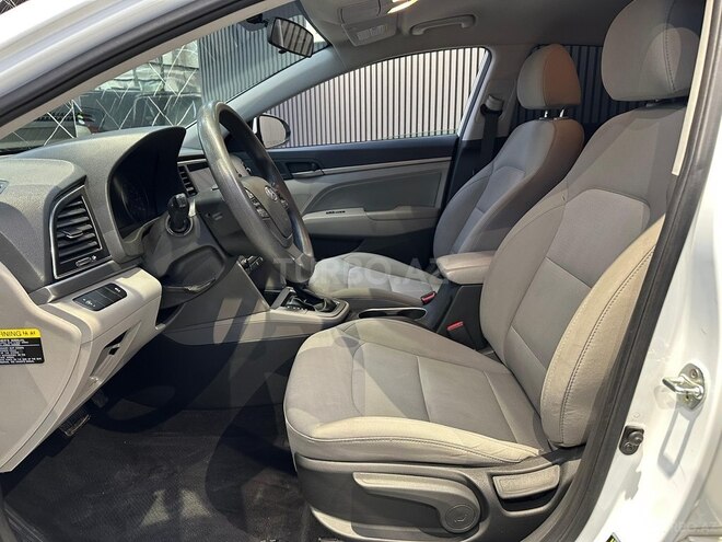 Hyundai Elantra-16