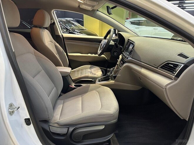 Hyundai Elantra-13