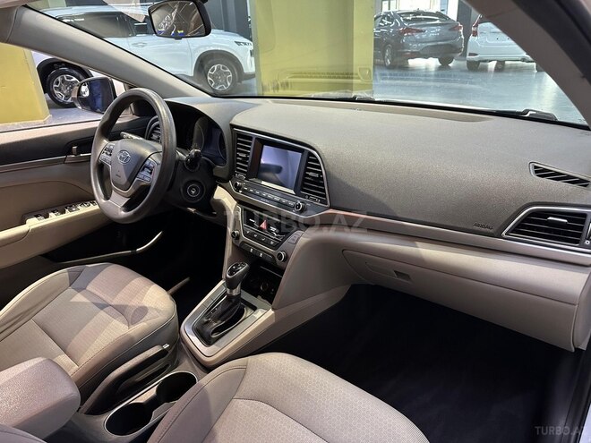 Hyundai Elantra-11