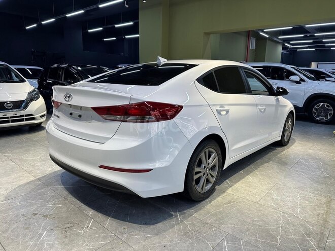 Hyundai Elantra-12