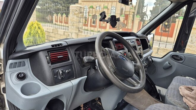 Ford Transit-10