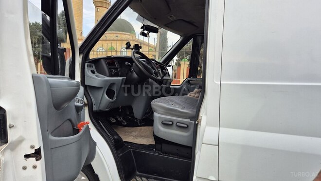 Ford Transit-9